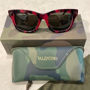 Valentino Rockstud Camo Wayfarer Style Sunglasses used excellent cond Red/Blk